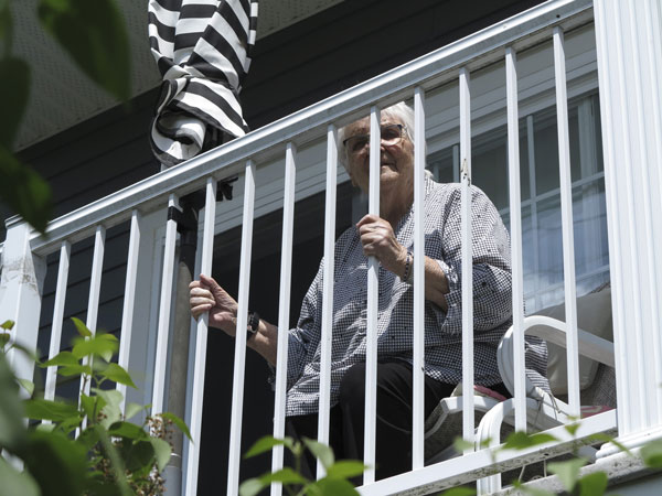 Fernande Bellegarde saluant ses enfants de son balcon