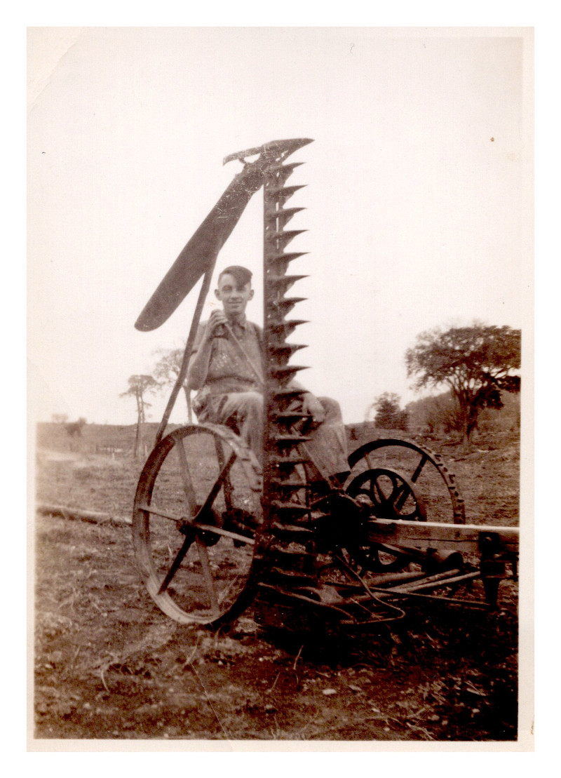 Gaétan sur sa machine agricole entre 1948 et 50