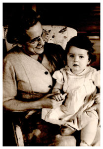 Bébé Renée assise sur sa mère